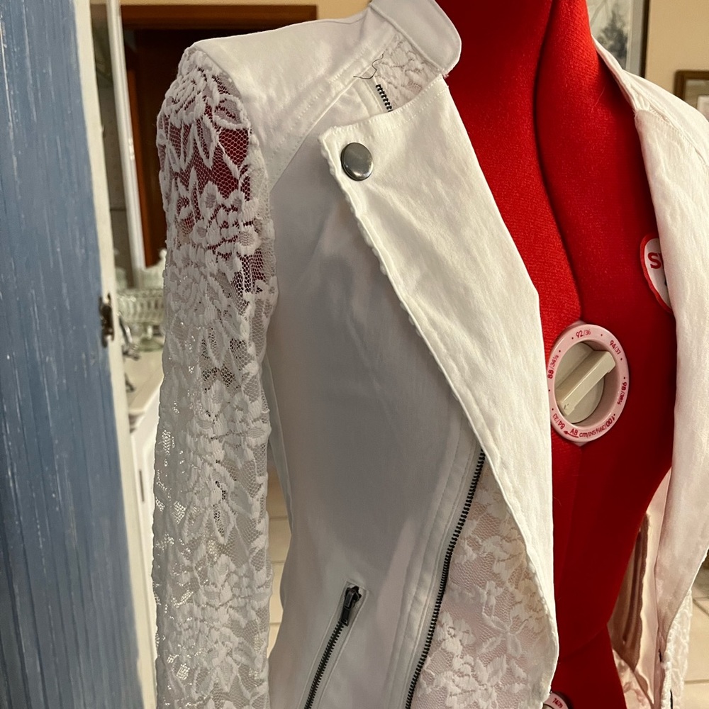 Size small nwot white lace jacket. - Picture 4 of 4